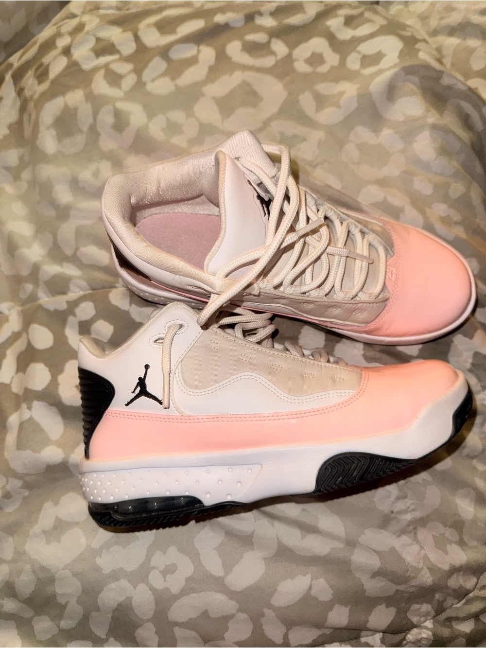 Jordan max aura 2 white arctic punch